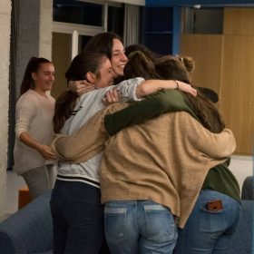 abrazo estudiantes, charla de fundación andrés olivares, residencia universitaria en malaga, Rut