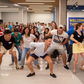 estudiantes bailando, bienvenida, residencia universitaria en malaga, Rut