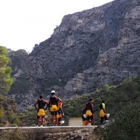 estudiantes haciendo barranquismo en río verde, residencia universitaria en malaga, Rut