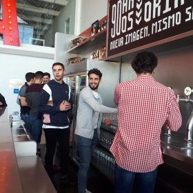 grupo de estudiantes, visita fabrica de cerveza victoria, residencia universitaria en malaga, Rut,