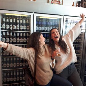 estudiantes alegres en visita fabrica de cerveza victoria, residencia universitaria en malaga, Rut,