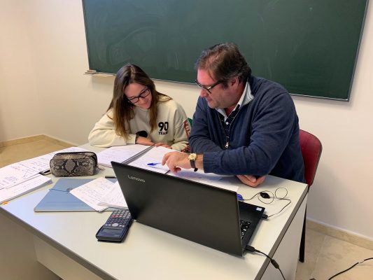 alumno revisando examen, residencia universitaria en malaga, Rut